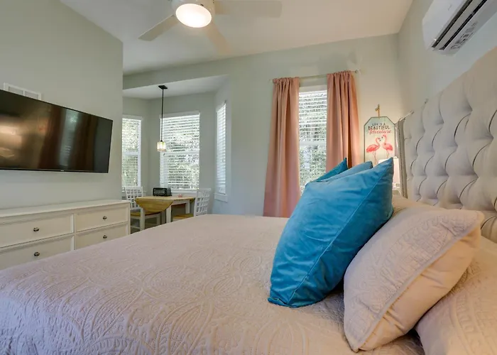 Riverfront Florida Studio With Pool And Hot Tub Access