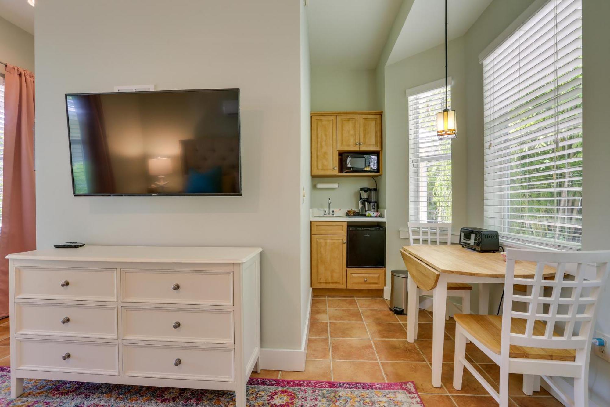 Riverfront Florida With Pool And Hot Tub Access