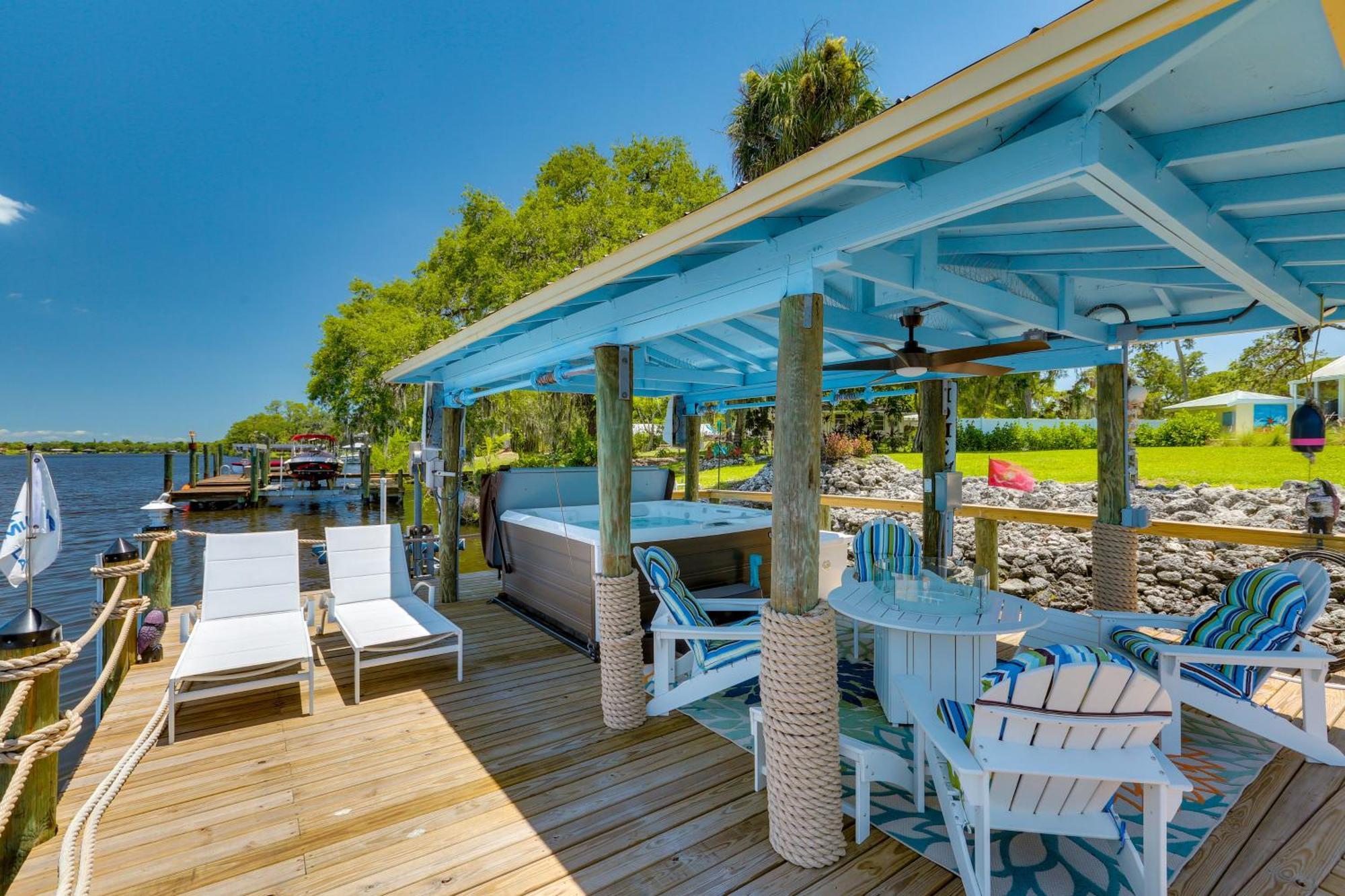 Riverfront Florida With Pool And Hot Tub Access