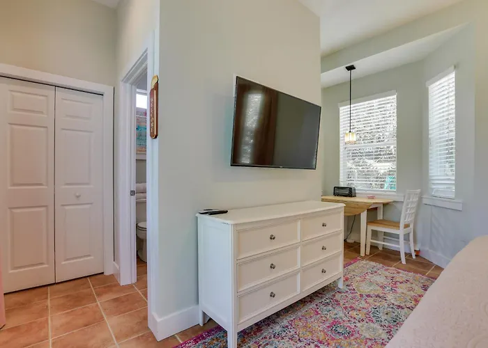 Riverfront Florida Studio With Pool And Hot Tub Access