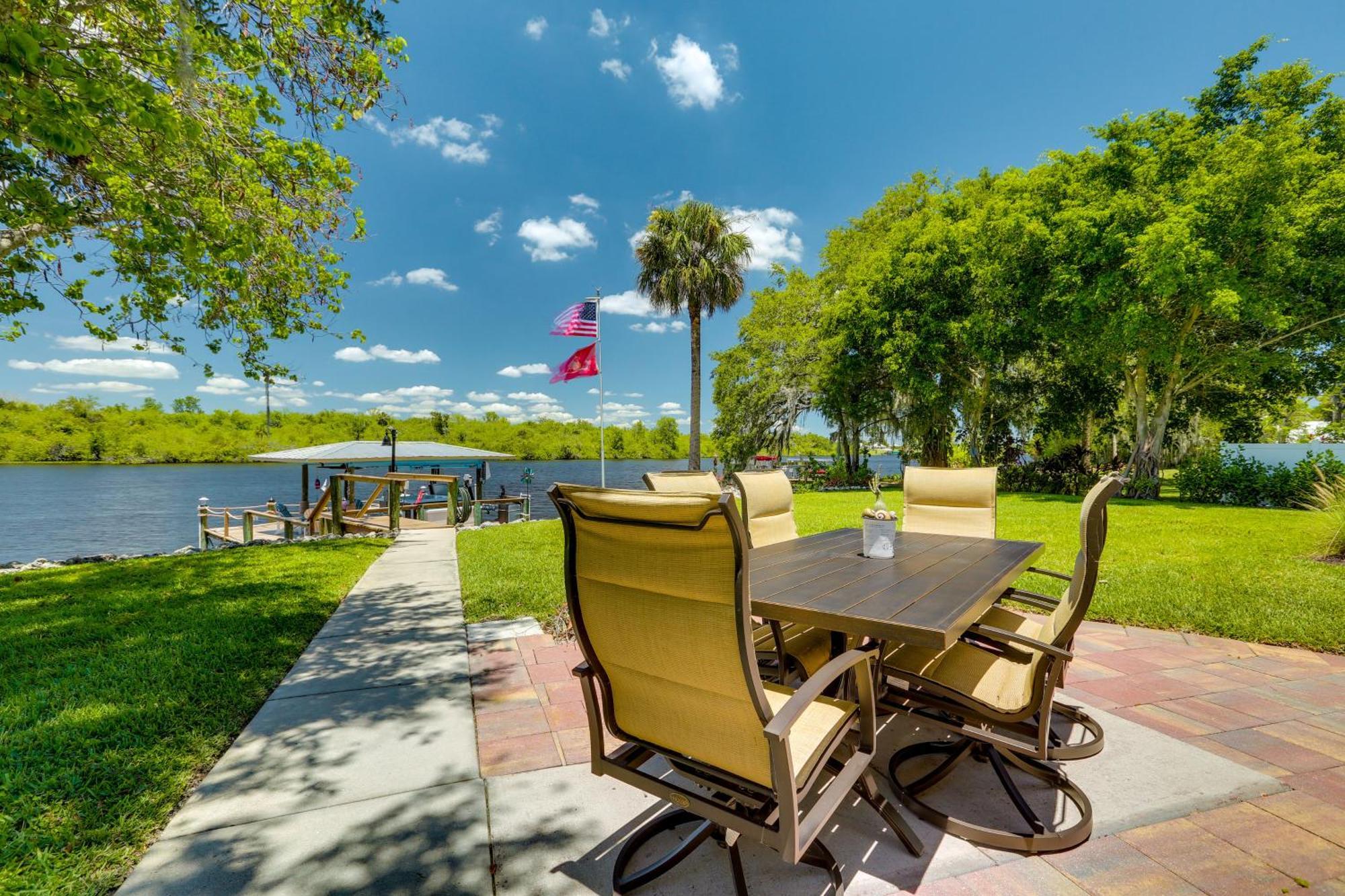 Riverfront Florida With Pool And Hot Tub Access