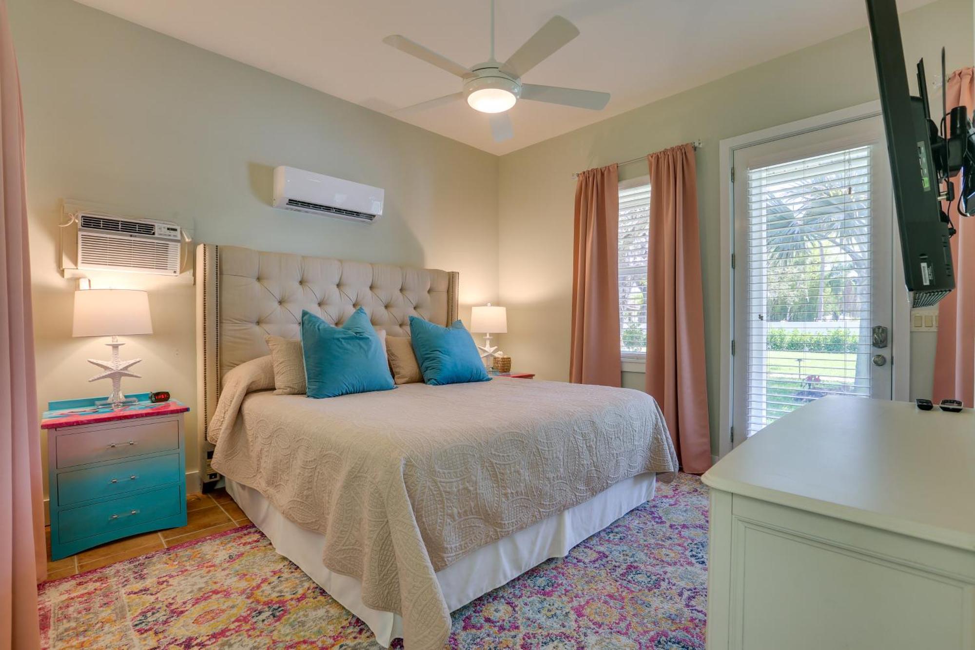 Riverfront Florida With Pool And Hot Tub Access Apartment